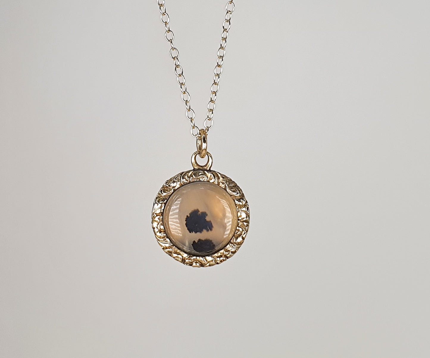 Georgian Agate Chased Gold Pendant
