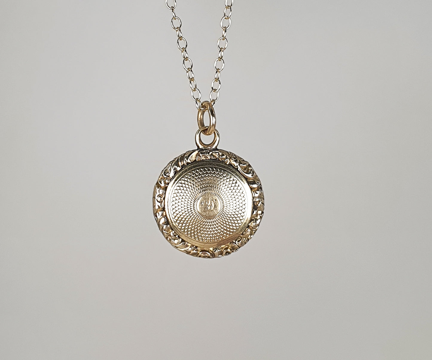 Georgian Agate Chased Gold Pendant