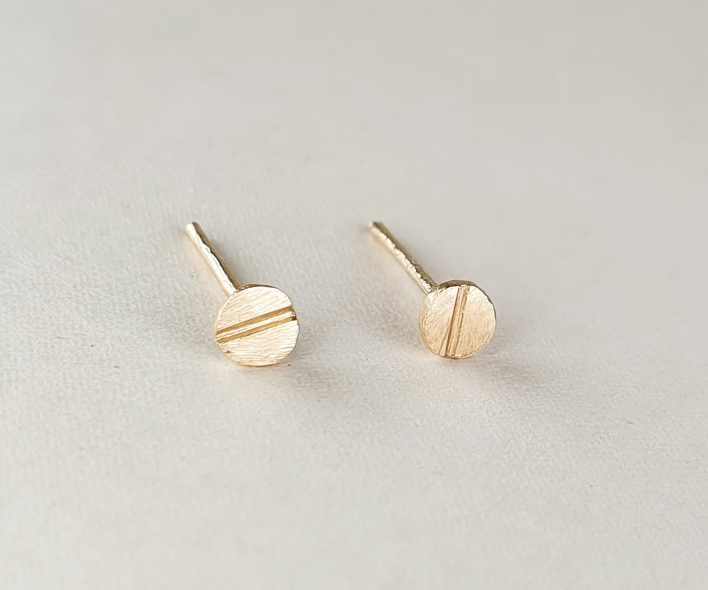Screwhead Studs in 9ct Gold