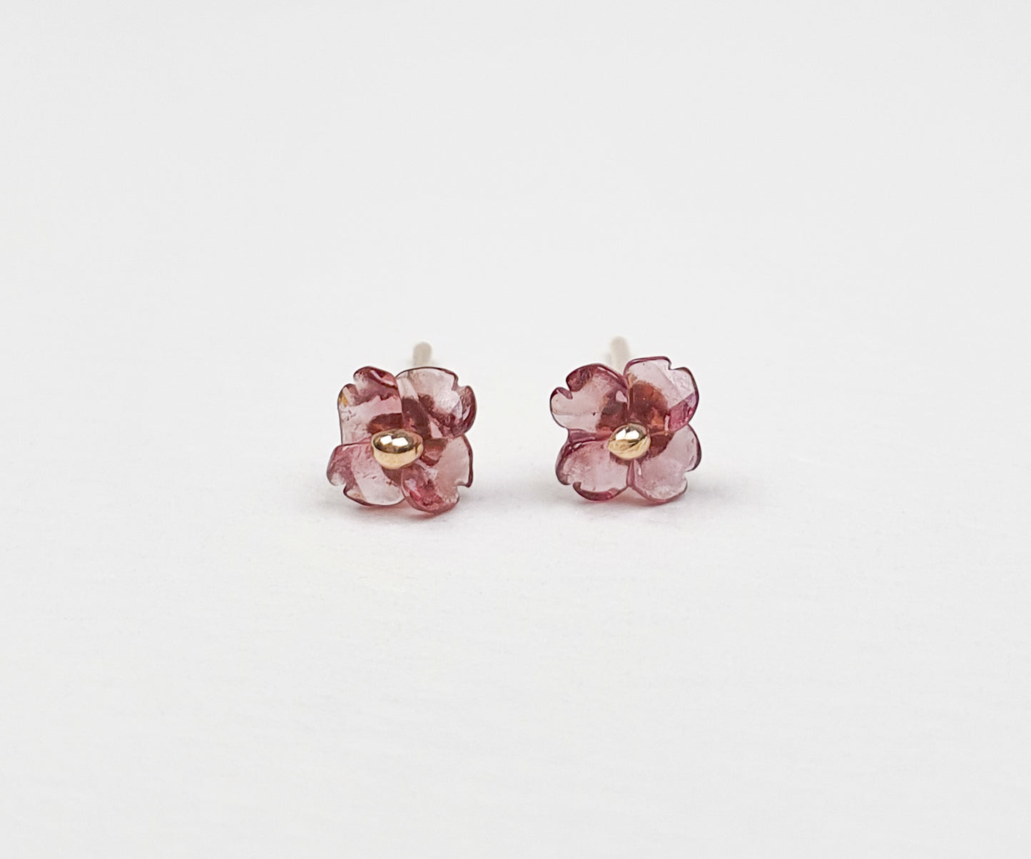4mm Garnet Flower Stud Earrings in Gold