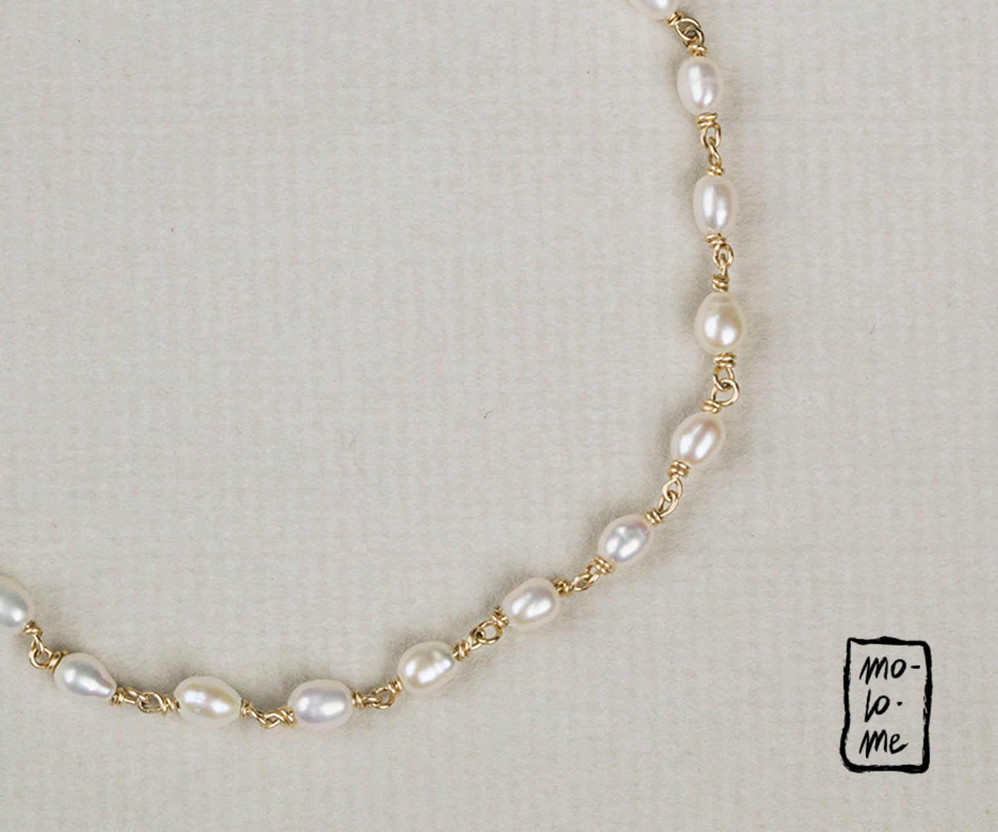 White Freshwater Pearl Gold Chain Bracelet Close Up